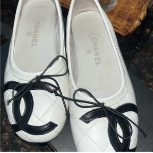 Chanel logo flats 42